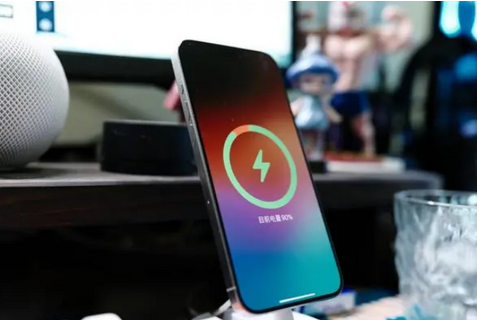 遵义苹果15换屏服务分享用什么充电器给iPhone15充电更好 